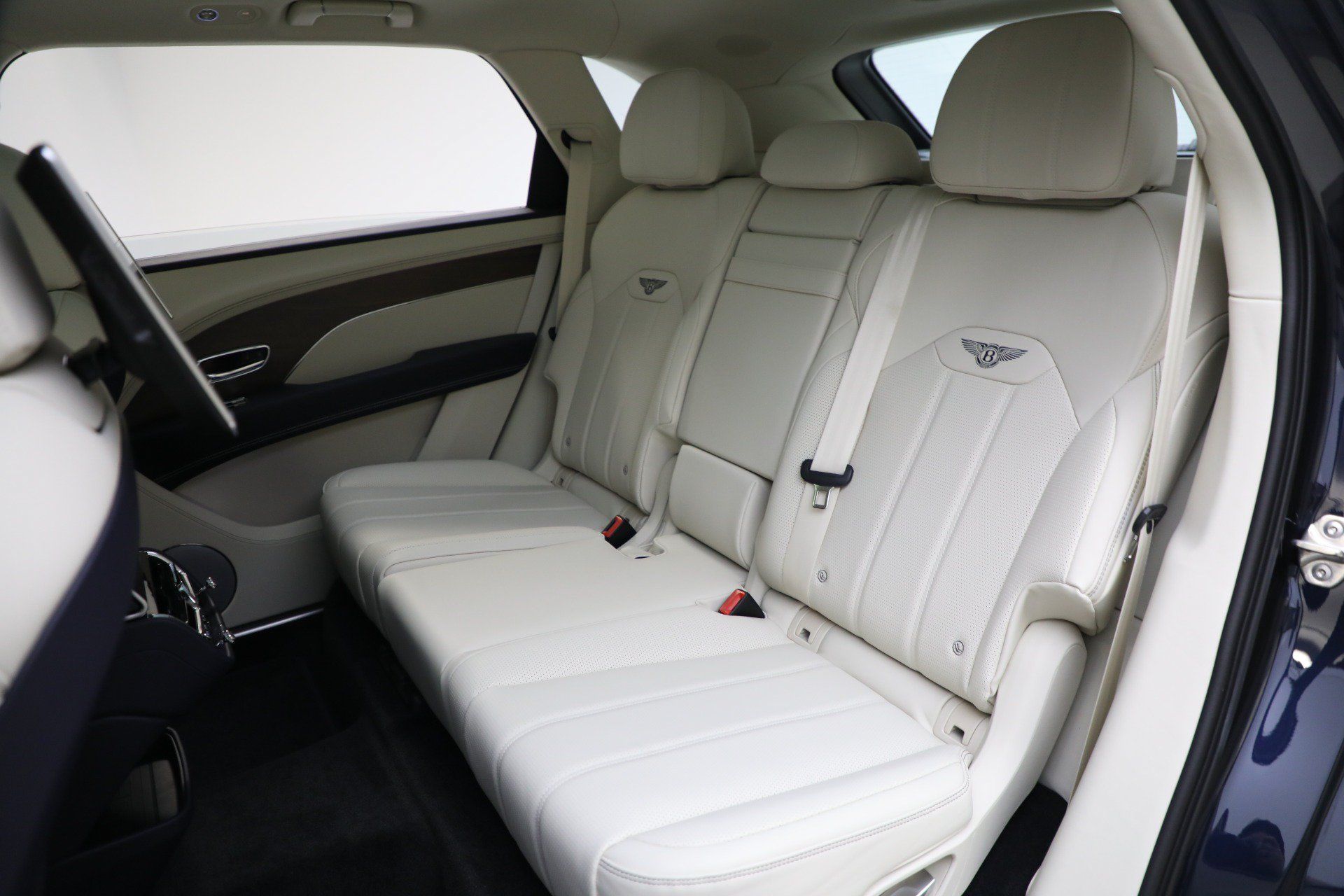 Used 2024 Bentley Bentayga Extended Wheelbase AWD/4WD image 23