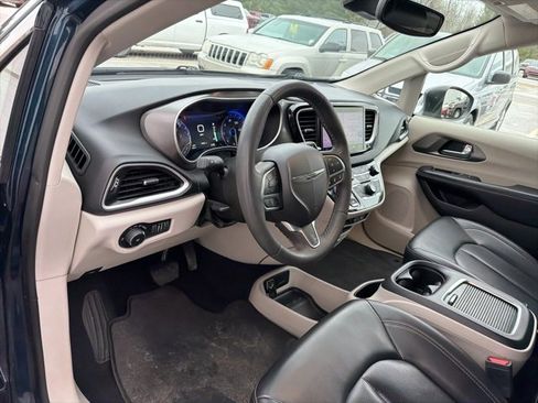 Used 2023 Chrysler Pacifica Touring-L image 13