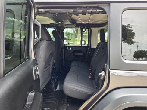 Used 2018 Jeep Wrangler Unlimited Sport S AWD/4WD image 21