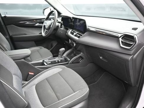 Used 2025 Chevrolet TrailBlazer LT FWD image 19