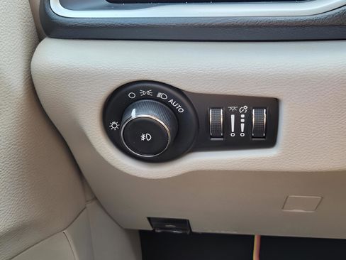 Used 2019 Chrysler Pacifica Touring Plus image 13