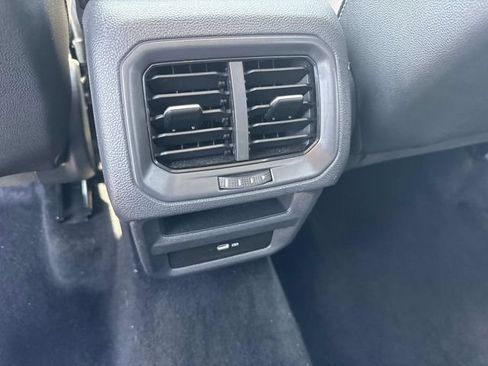 Used 2025 Volkswagen Taos SE FWD image 16