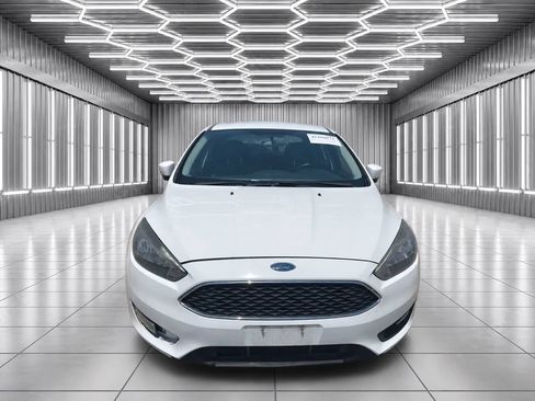 Used 2016 Ford Focus SE w/ Equipment Group 201A FWD image 2