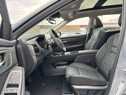 New 2025 Nissan Rogue Platinum w/ Tech Package AWD/4WD image 31