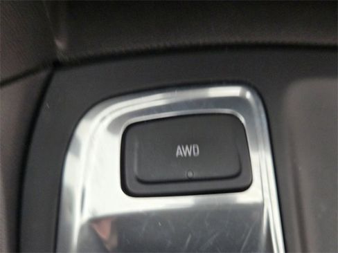 Used 2021 Chevrolet Equinox LT w/ Driver Convenience Package image 24