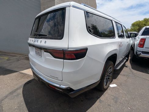 Used 2024 Jeep Wagoneer L Series II w/ Flexible Seating Group RWD image 3