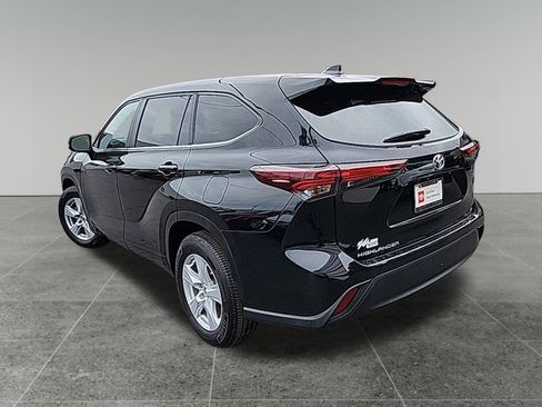 Certified 2024 Toyota Highlander LE FWD image 5