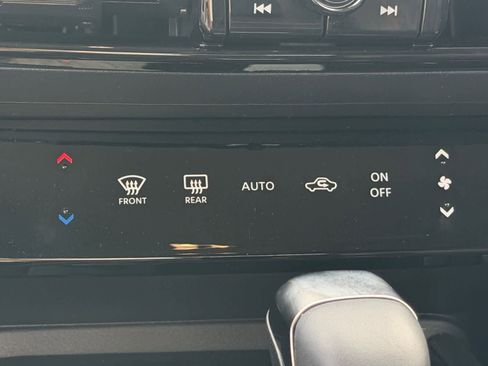 Certified 2025 Nissan Kicks SR image 15