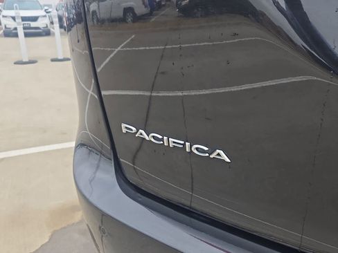 Used 2023 Chrysler Pacifica Touring-L image 12