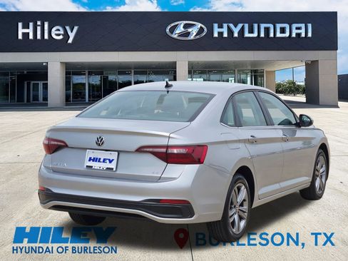 Used 2023 Volkswagen Jetta SE FWD image 4