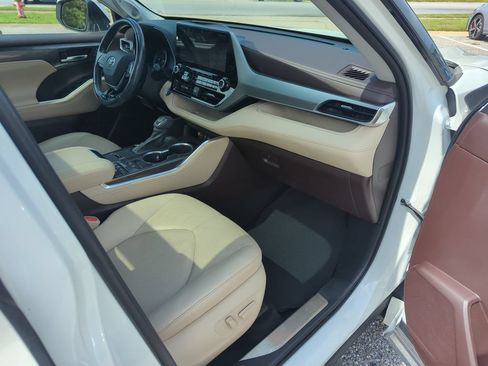 Used 2021 Toyota Highlander Platinum AWD/4WD image 40