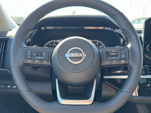 New 2025 Nissan Pathfinder SL image 17