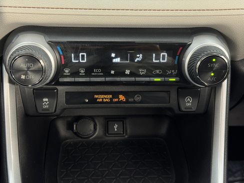 Used 2022 Toyota RAV4 XLE Premium image 26