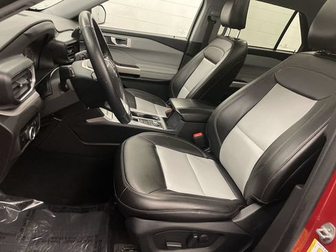 Used 2023 Ford Explorer XLT w/ XLT Sport Appearance Package AWD/4WD image 14