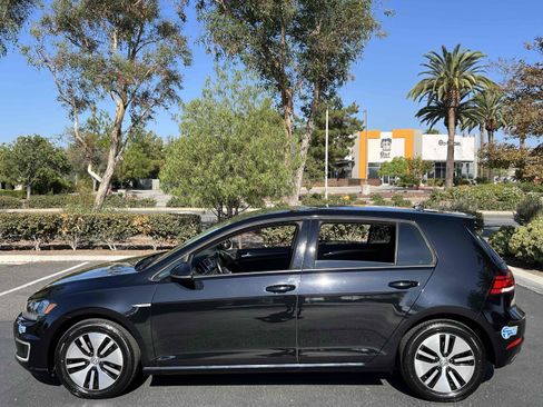 Used 2018 Volkswagen e-Golf SE w/ DC Fast Charging Package image 18