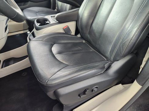 Used 2022 Chrysler Pacifica Touring-L image 11