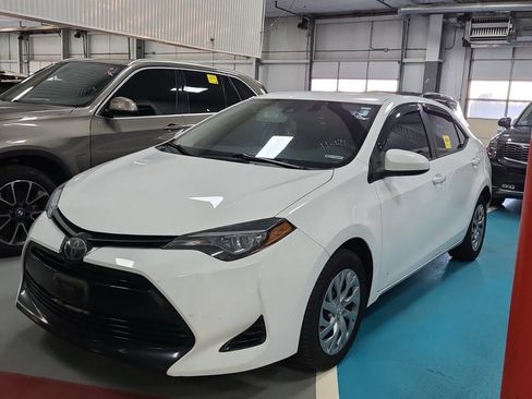 Used 2019 Toyota Corolla LE image 2