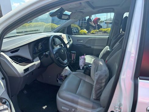 Used 2019 Toyota Sienna XLE w/ XLE Navigation Package FWD image 9