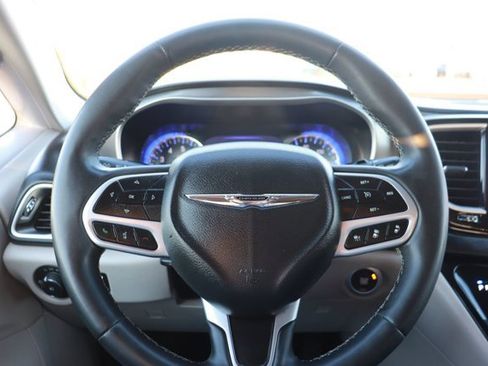 Used 2022 Chrysler Pacifica Touring-L image 18