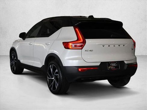 Used 2021 Volvo XC40 T5 R-Design image 9