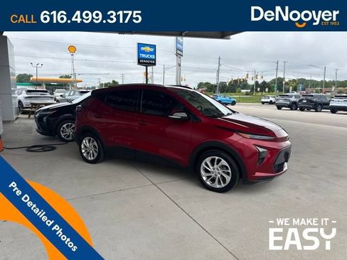 Used 2023 Chevrolet Bolt EUV LT w/ Comfort Package FWD image 3