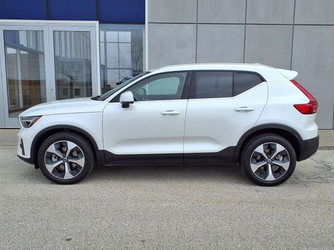 Used 2025 Volvo XC40 B5 Plus image 3