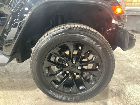 Used 2023 Jeep Wrangler Unlimited Sahara image 28