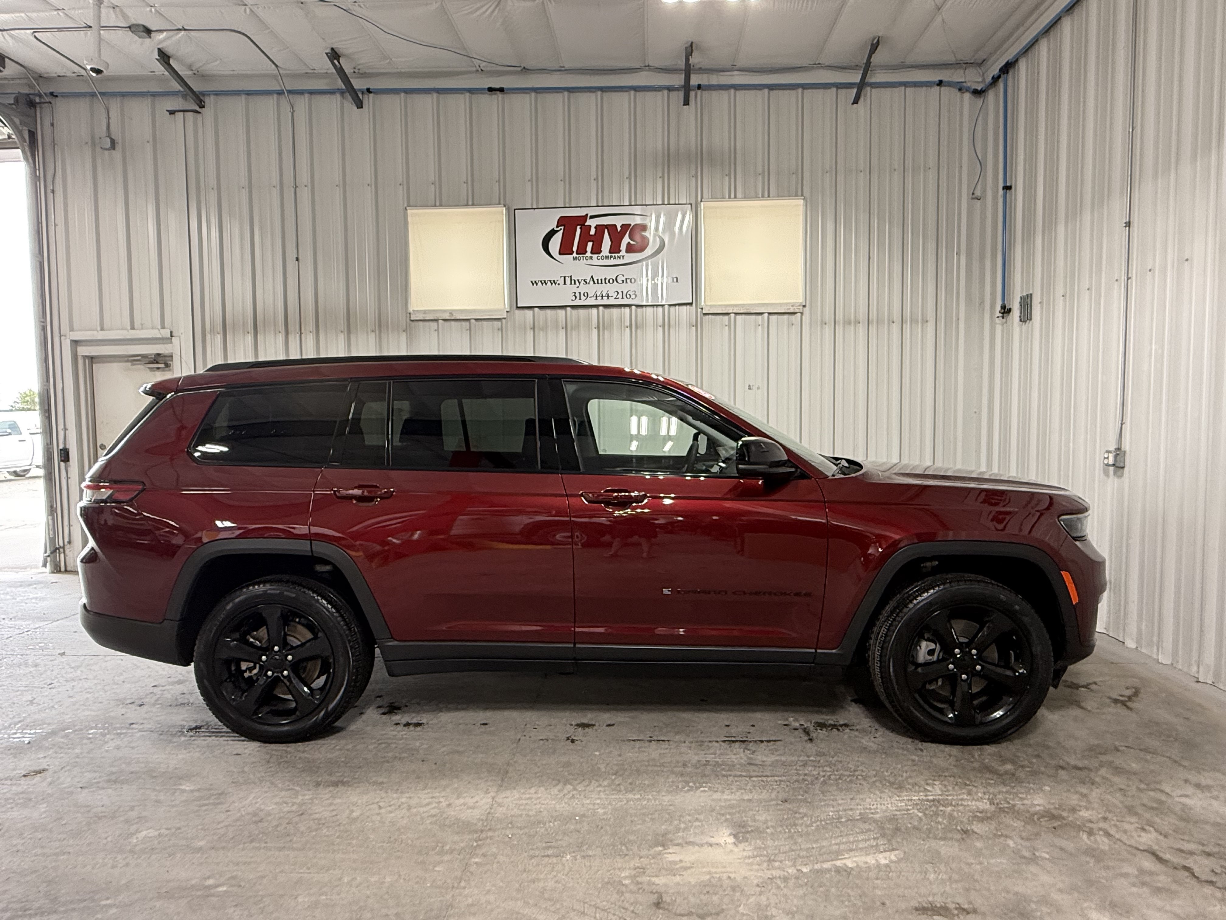 Used 2023 Jeep Grand Cherokee L Limited w/ Black Appearance Package AWD/4WD image 2
