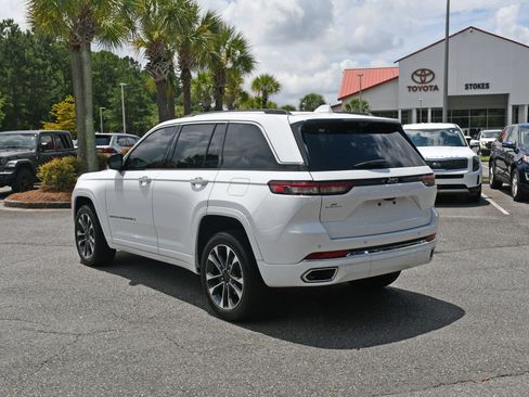 Used 2022 Jeep Grand Cherokee Overland w/ Luxury Tech Group IV RWD image 3