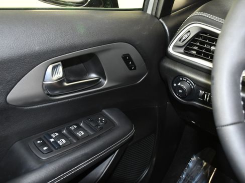 Used 2025 Chrysler Pacifica Select AWD/4WD image 32