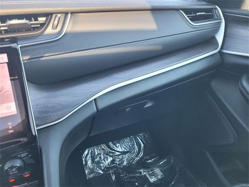 New 2025 Jeep Grand Cherokee Limited w/ Luxury Tech Group II image 28