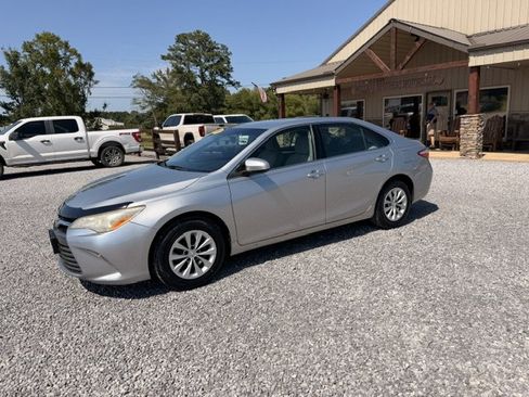 Used 2017 Toyota Camry LE FWD image 3