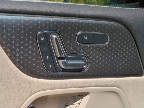 Used 2025 Mercedes-Benz GLB 250 4MATIC image 18