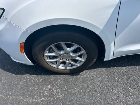 Used 2024 Chrysler Pacifica Touring-L FWD image 13