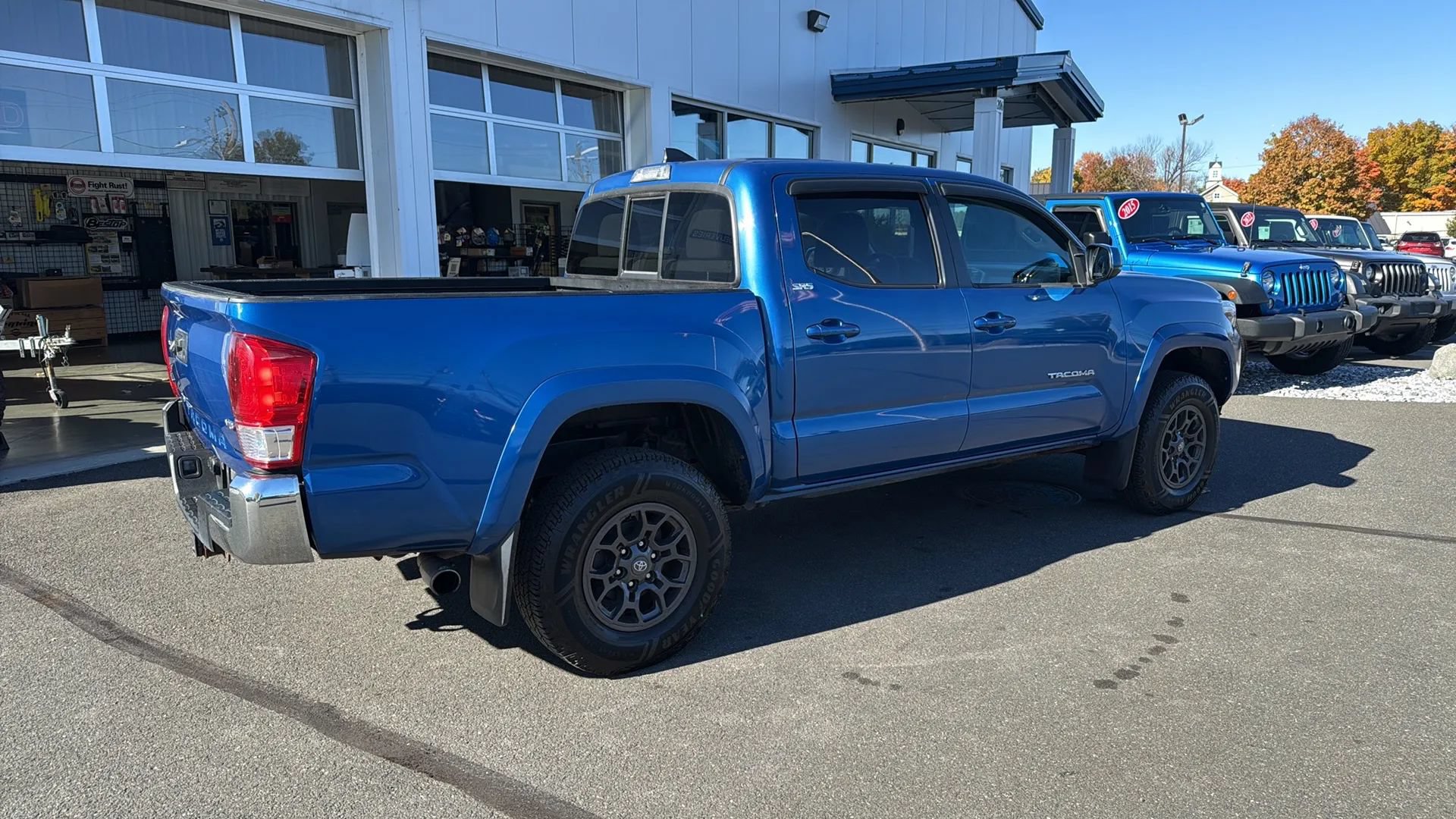 Used 2017 Toyota Tacoma SR5 w/ Tow Package AWD/4WD image 9