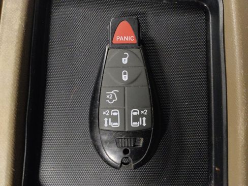 Used 2016 Chrysler Town & Country Touring image 32