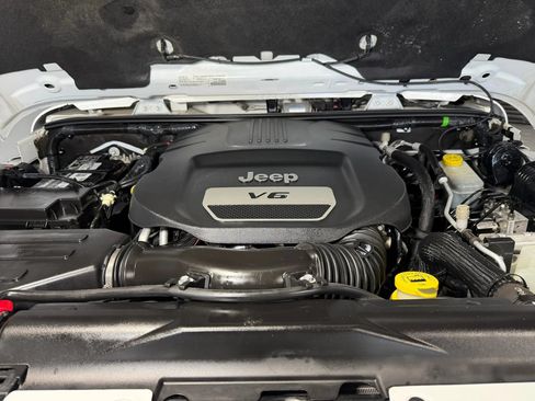 Used 2018 Jeep Wrangler Unlimited Sahara w/ Connectivity Group AWD/4WD image 18