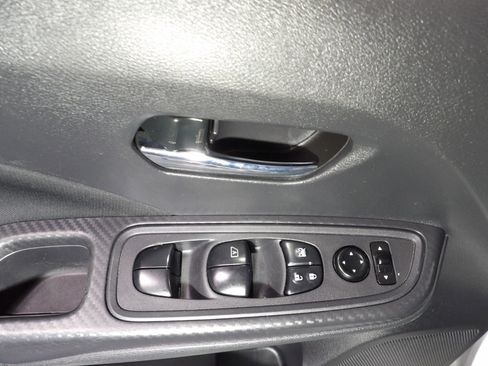 Used 2021 Nissan Versa SV FWD image 9