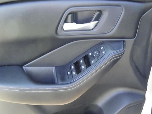 Used 2024 Nissan Rogue SV image 15