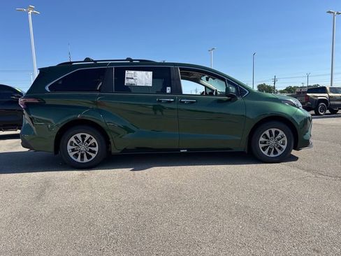 New 2026 Toyota Sienna XLE image 8