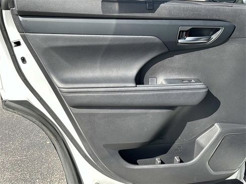 Used 2024 Toyota Highlander XLE image 11