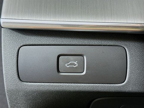 Used 2025 Volvo XC90 B5 Core image 17