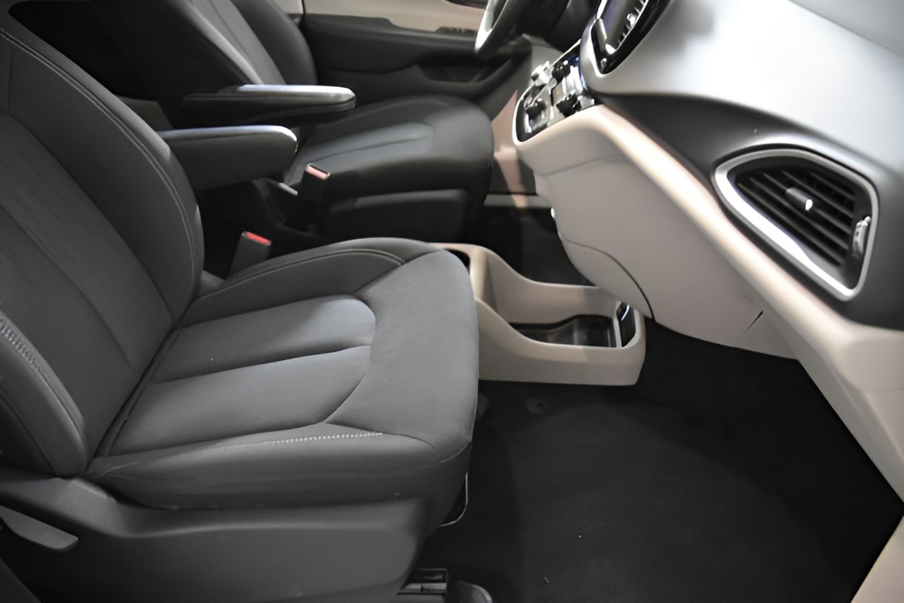 Used 2023 Chrysler Voyager LX FWD image 32