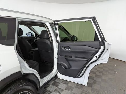 Used 2024 Nissan Rogue SV w/ SV Premium Package image 35