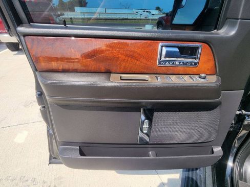 Used 2013 Lincoln Navigator 4WD image 7