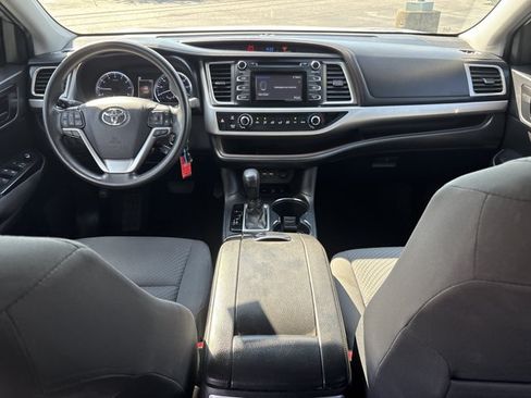 Used 2019 Toyota Highlander LE AWD/4WD image 23