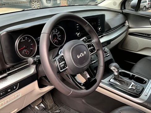 Used 2023 Kia Carnival LX image 17