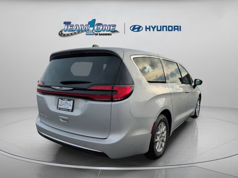 Used 2024 Chrysler Pacifica Touring-L image 8