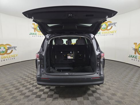 Used 2025 Toyota Sienna LE image 32