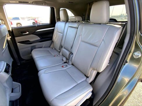 Used 2018 Toyota Highlander XLE image 19